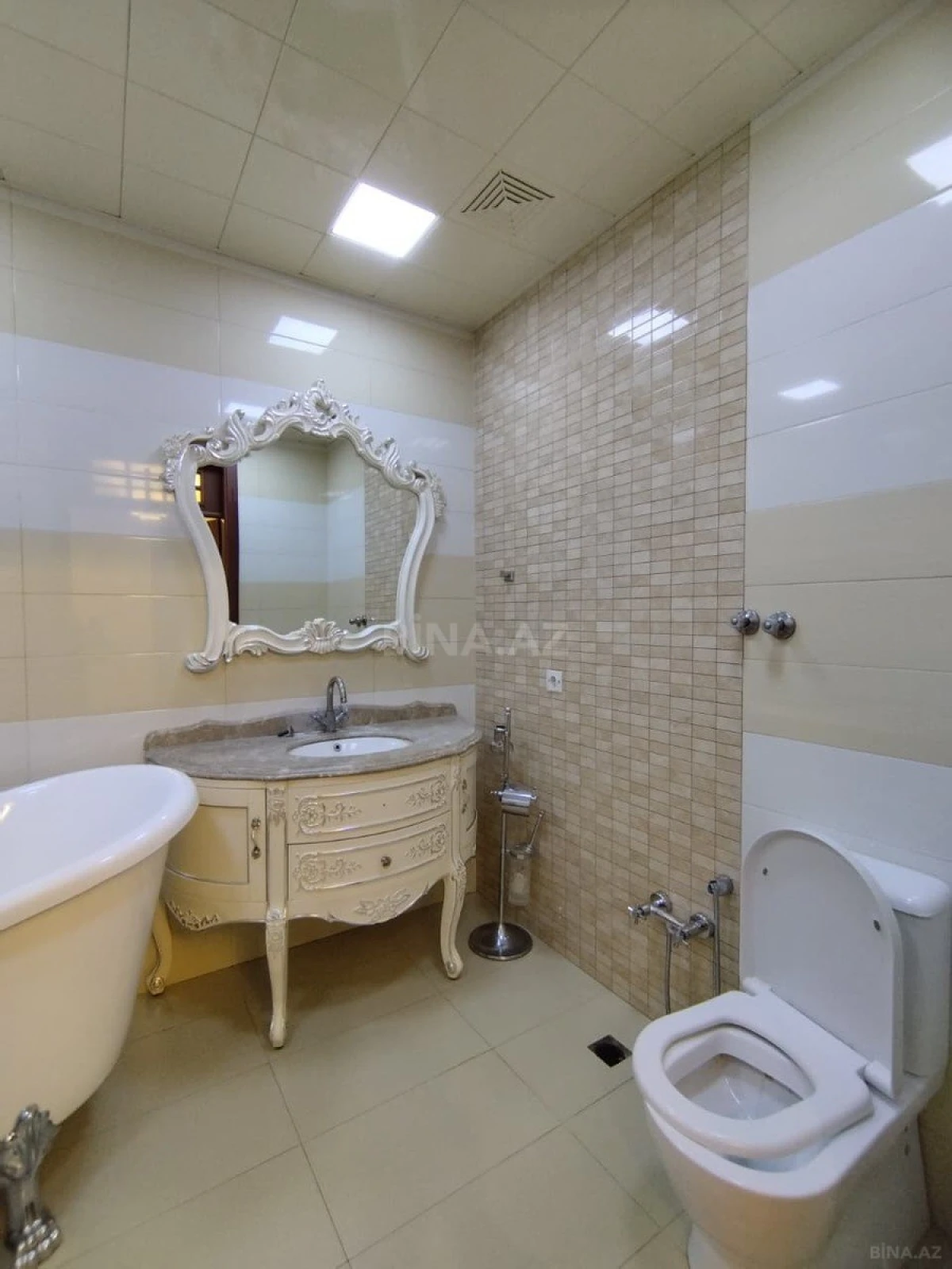 Satılır 3 otaqlı mənzil 142 m²