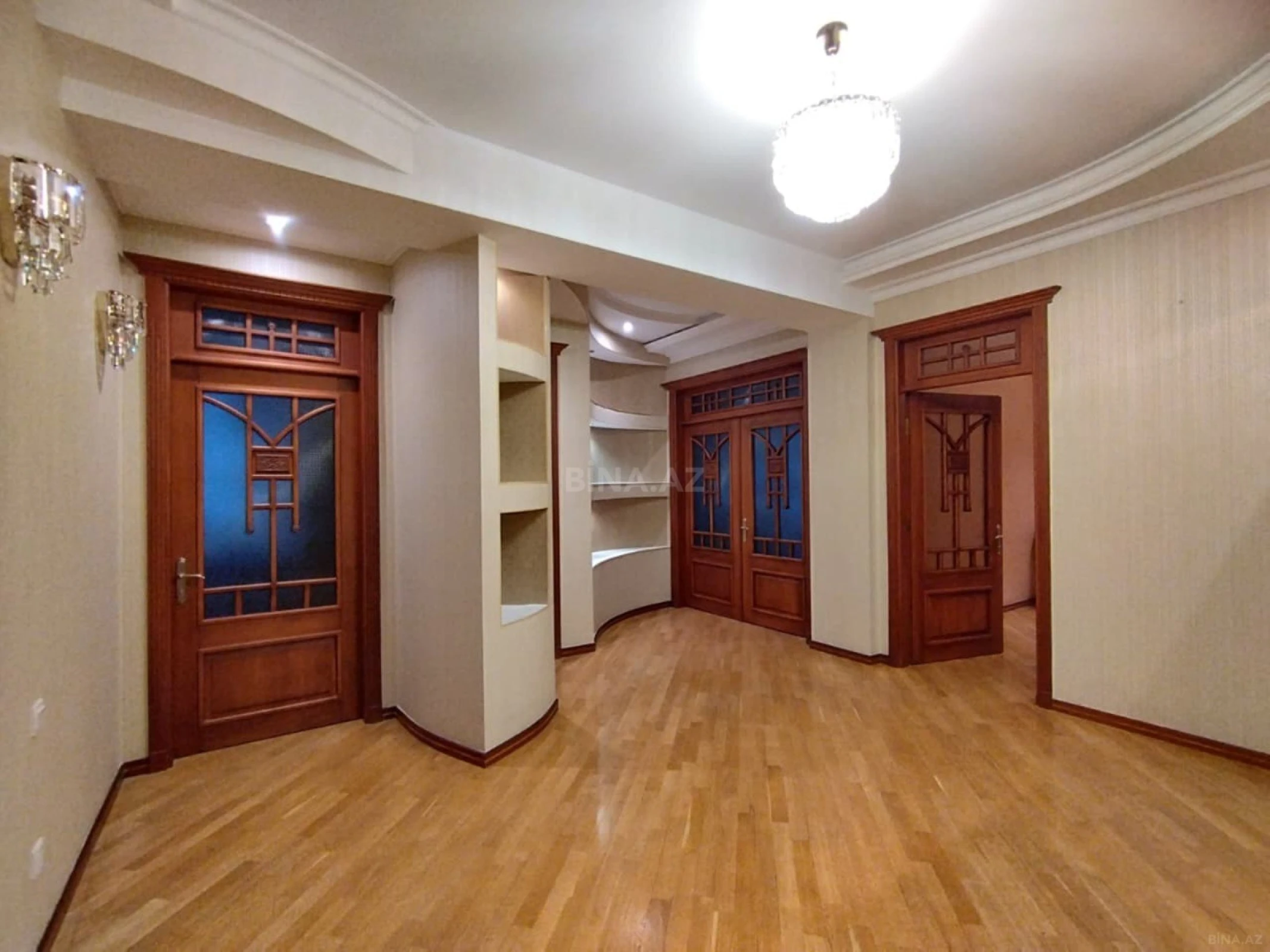 Satılır 3 otaqlı mənzil 142 m²