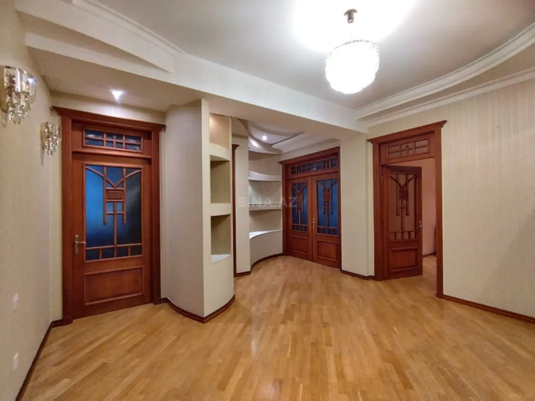 Satılır 3 otaqlı mənzil 142 m²