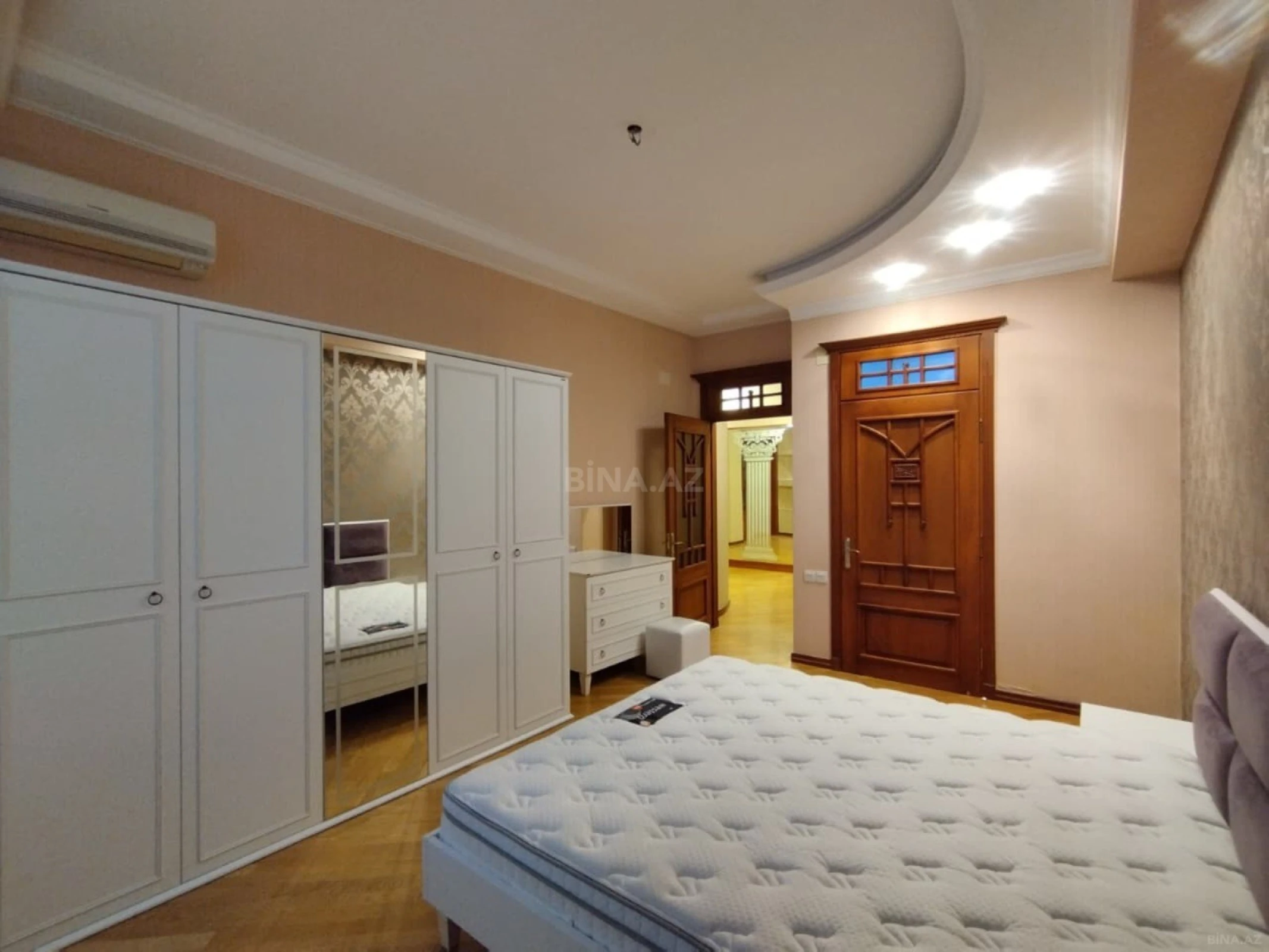 Satılır 3 otaqlı mənzil 142 m²