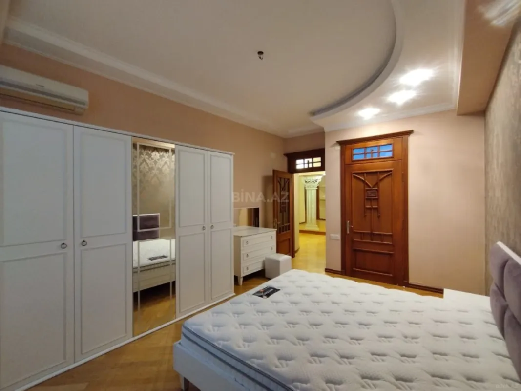 Satılır 3 otaqlı mənzil 142 m²