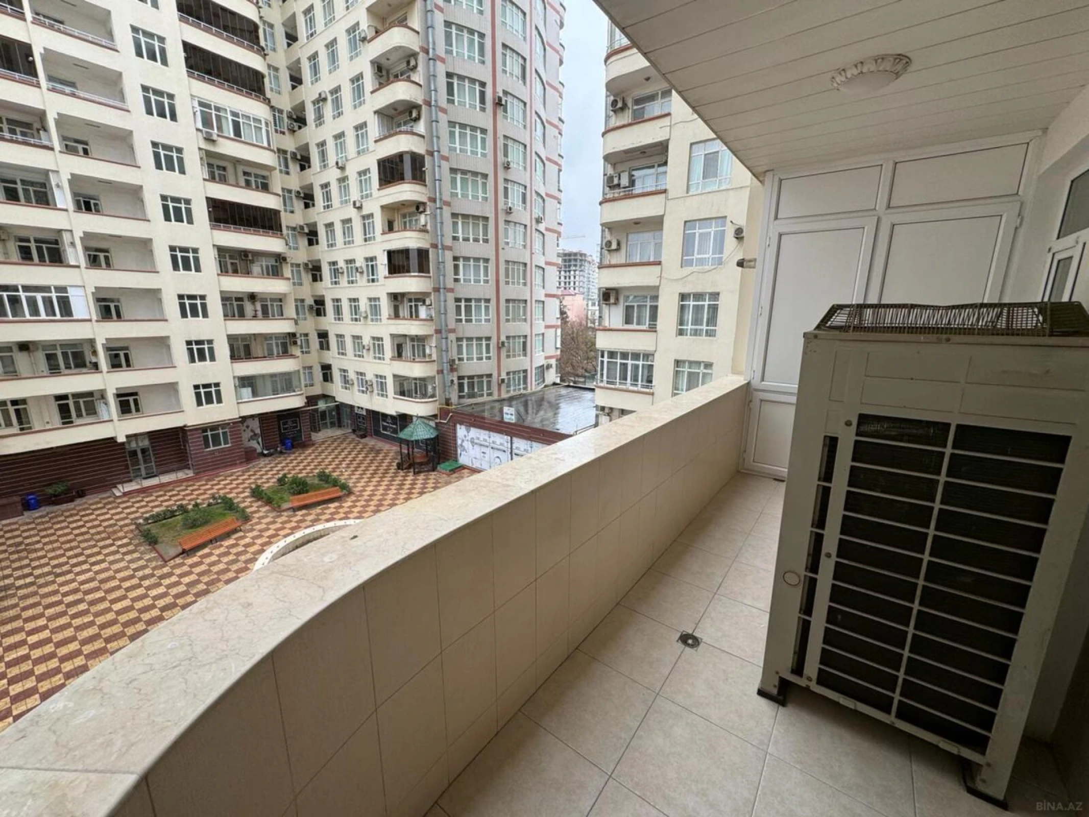 Satılır 4 otaqlı mənzil 350 m²