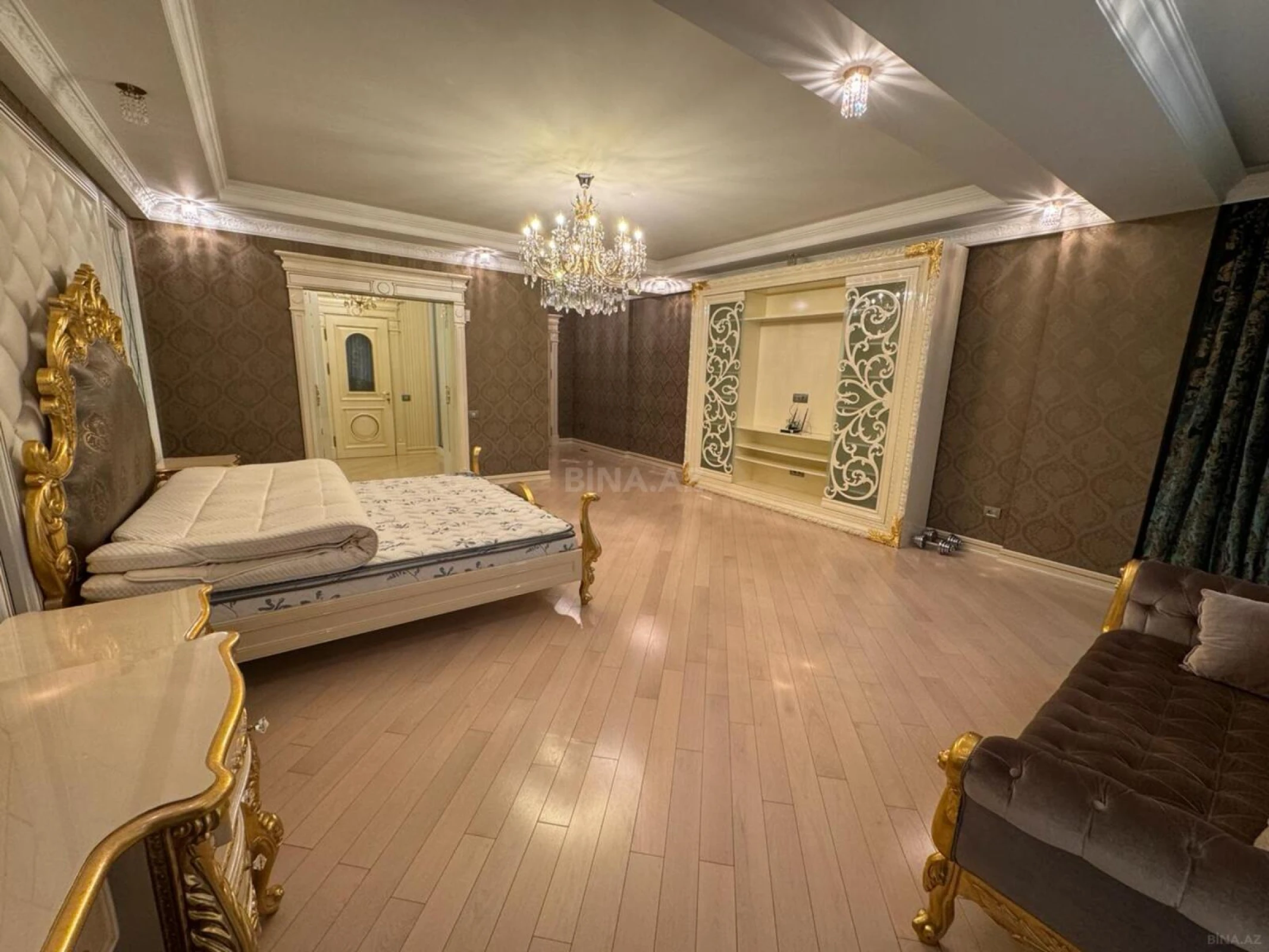 Satılır 4 otaqlı mənzil 350 m²