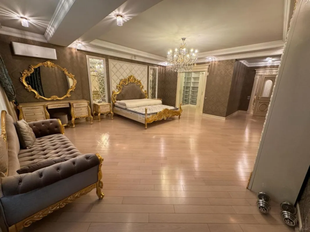 Satılır 4 otaqlı mənzil 350 m²