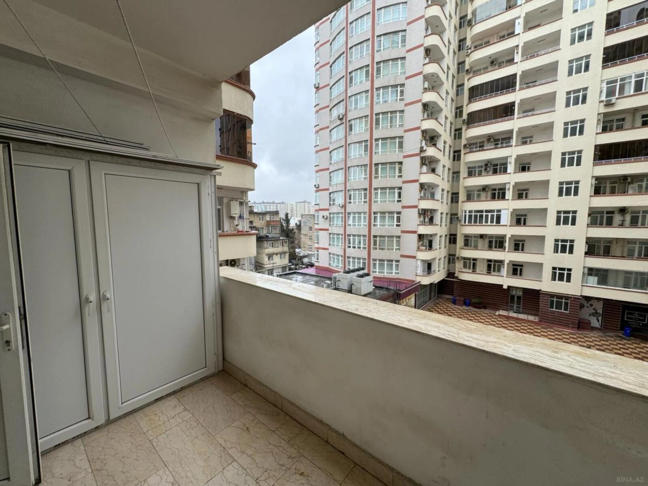Satılır 4 otaqlı mənzil 350 m²