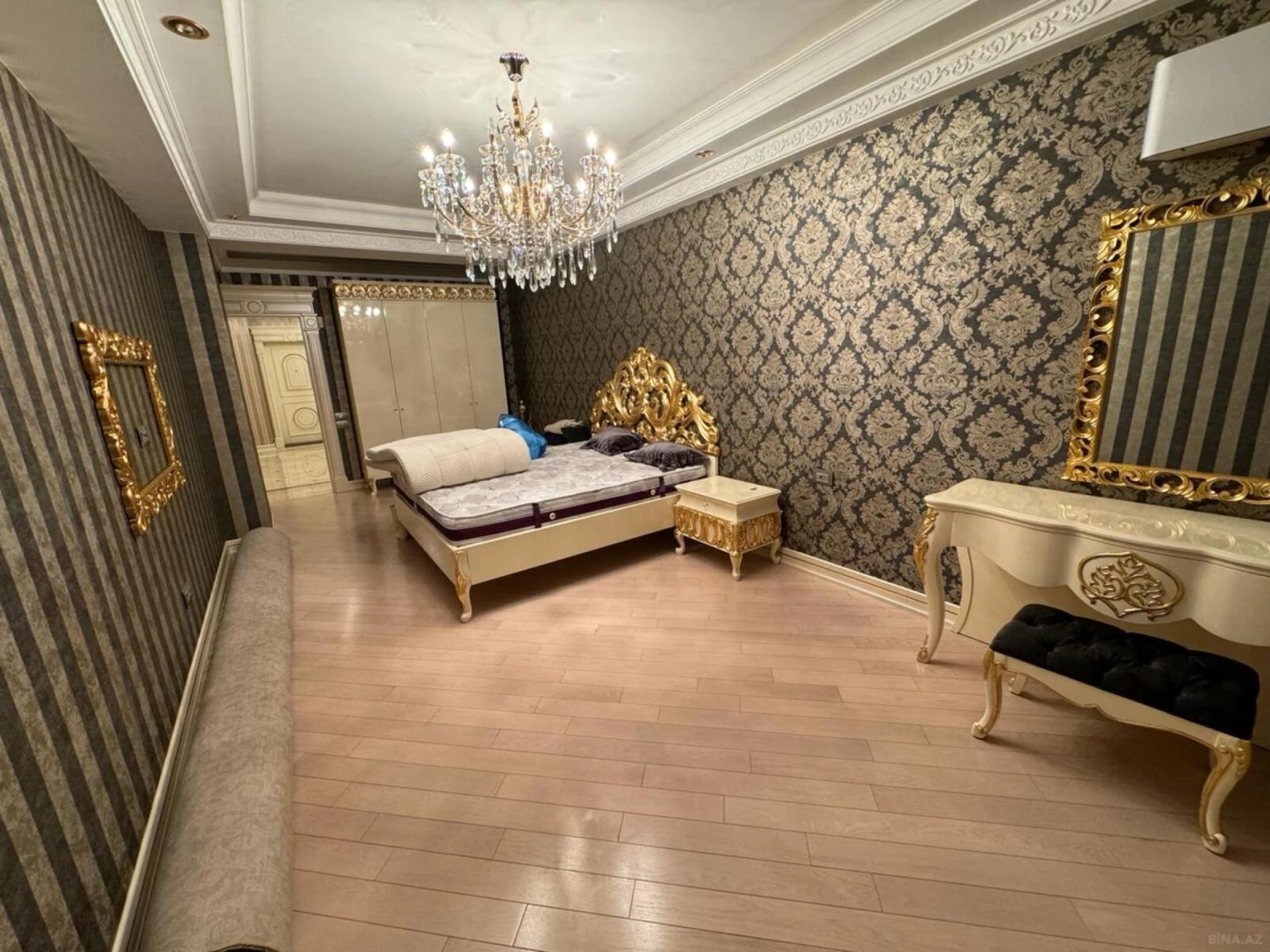 Satılır 4 otaqlı mənzil 350 m²