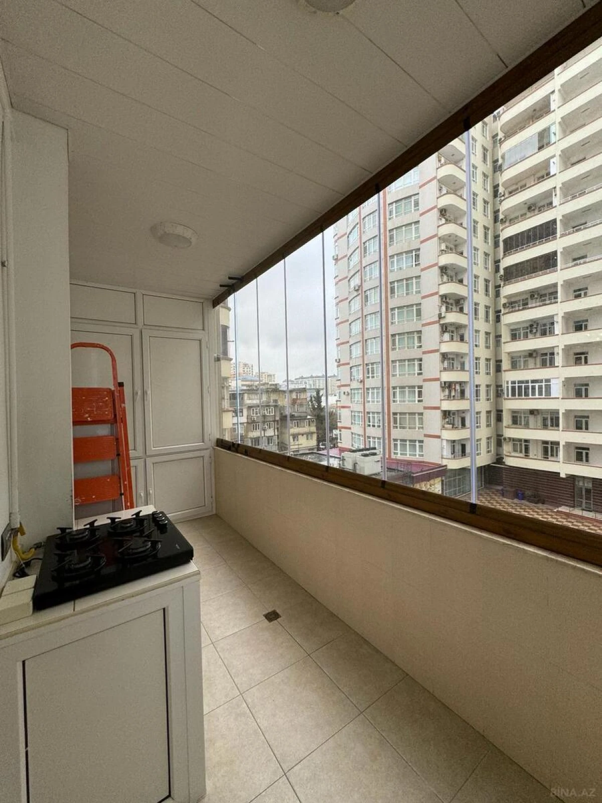 Satılır 4 otaqlı mənzil 350 m²
