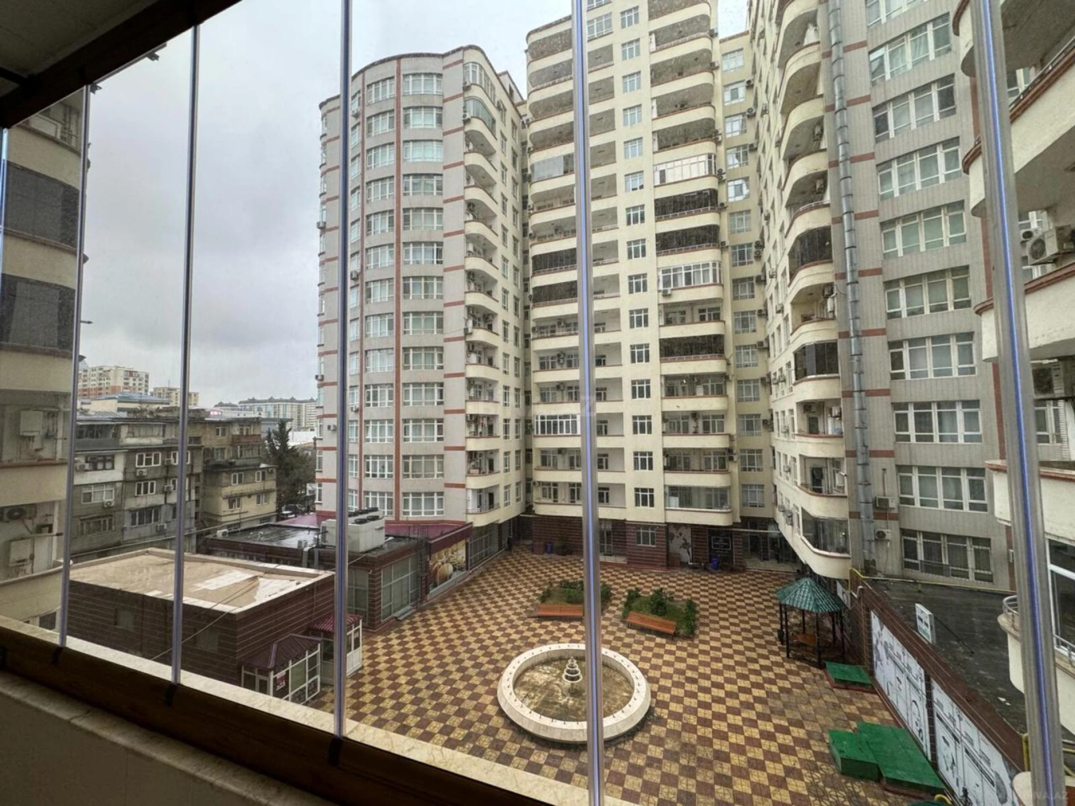 Satılır 4 otaqlı mənzil 350 m²