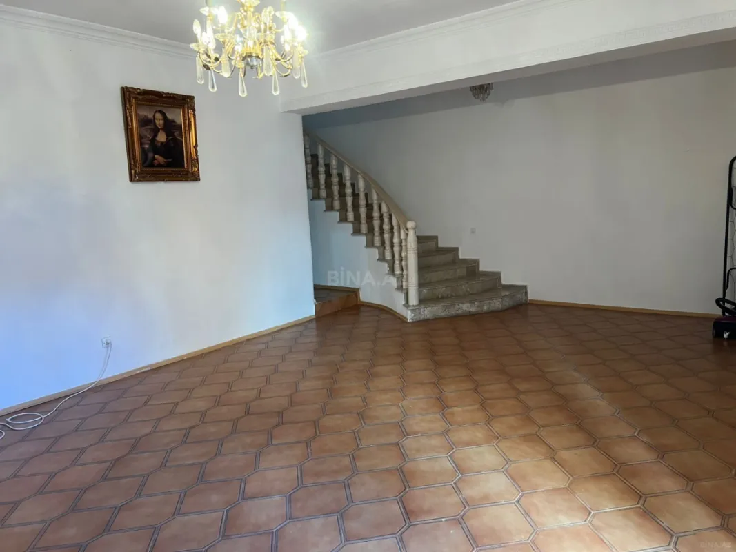 Kirayə verilir 8 otaqlı həyət evi 580 m²