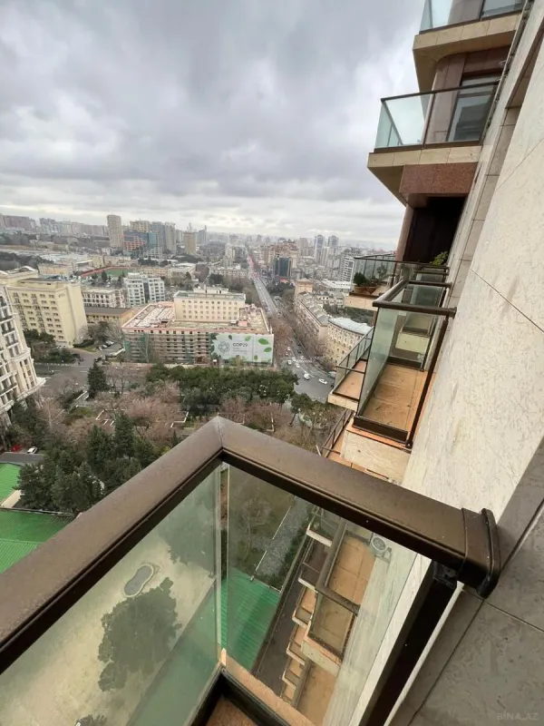 Satılır 4 otaqlı mənzil 200 m²