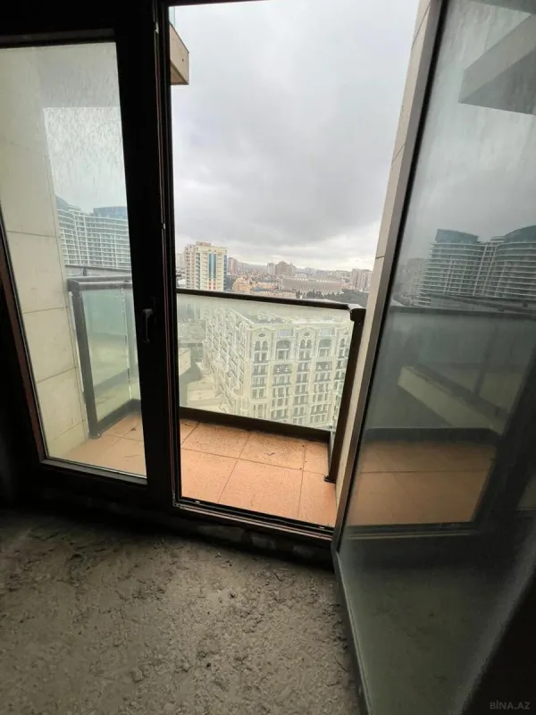Satılır 4 otaqlı mənzil 200 m²