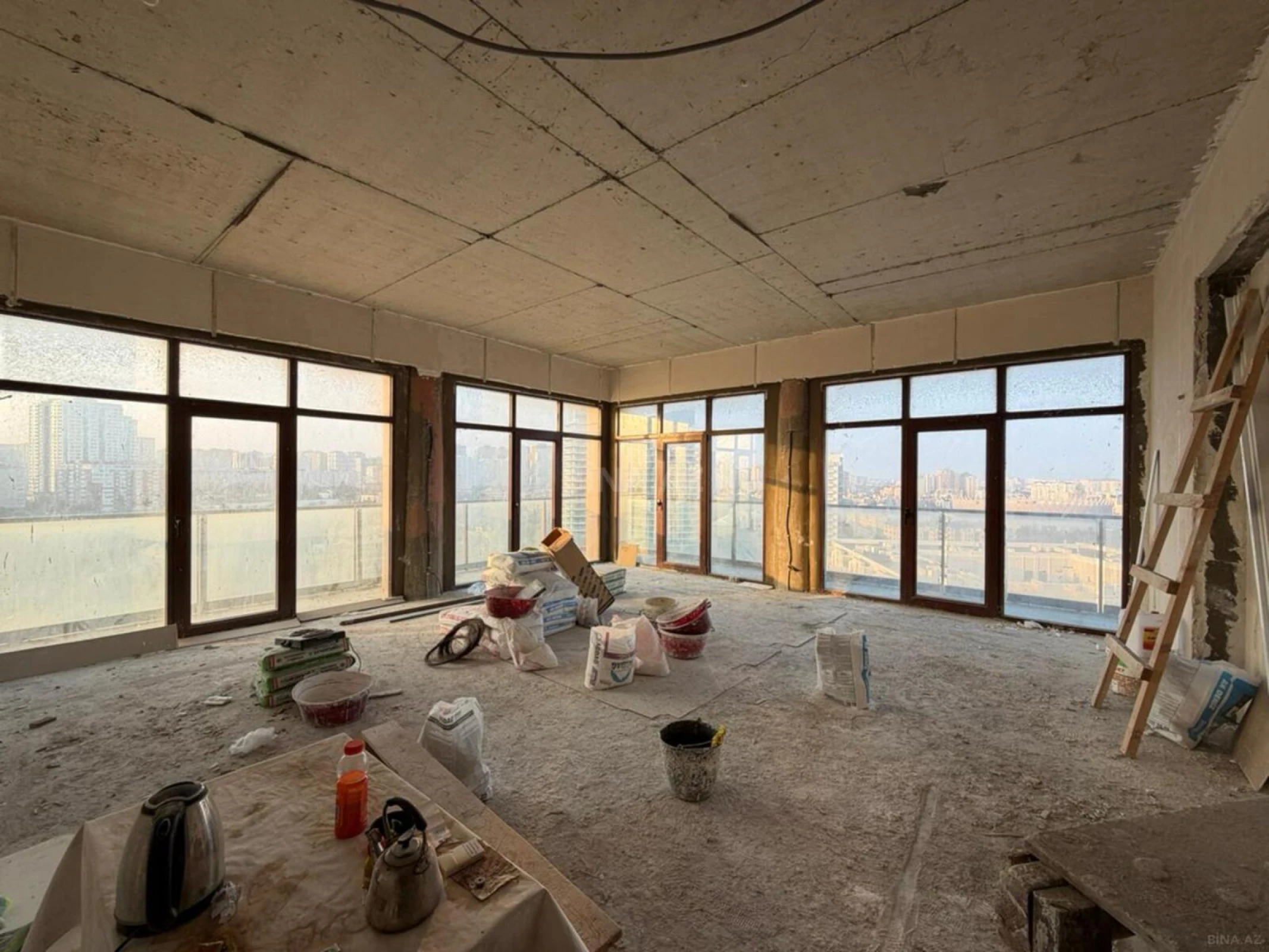 Satılır 4 otaqlı mənzil 200 m²