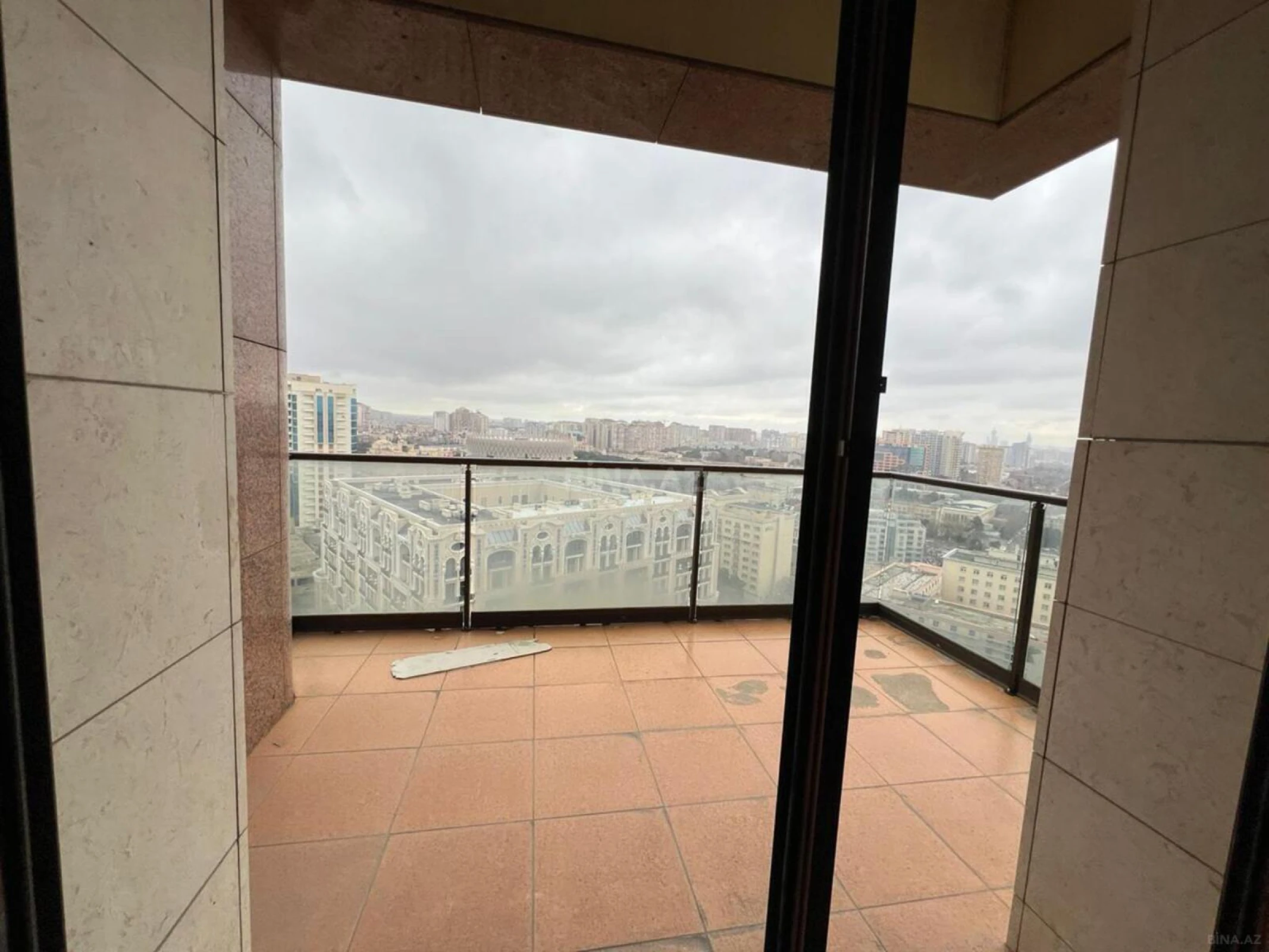 Satılır 4 otaqlı mənzil 200 m²