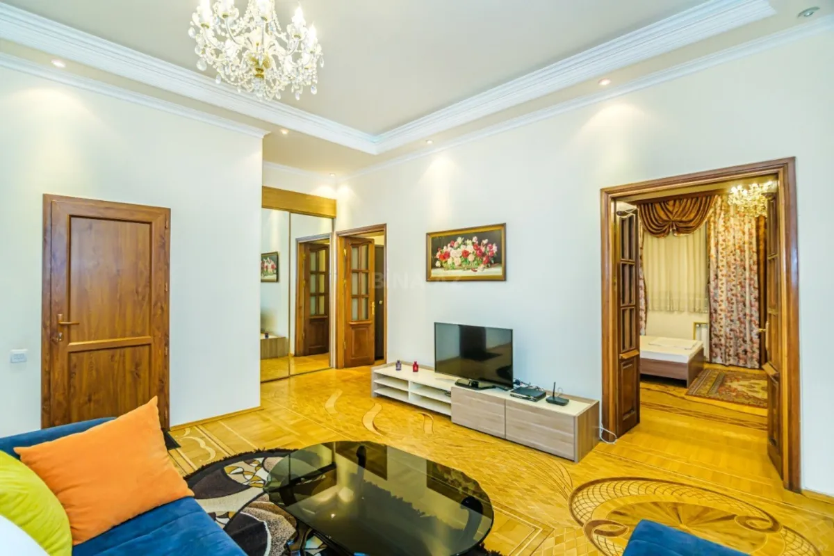 Kirayə verilir 4 otaqlı mənzil 157 m²