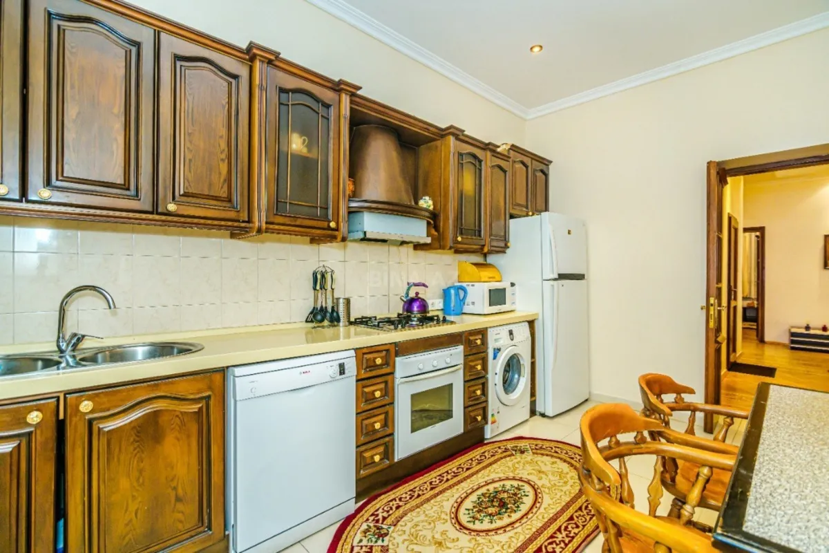 Kirayə verilir 4 otaqlı mənzil 157 m²
