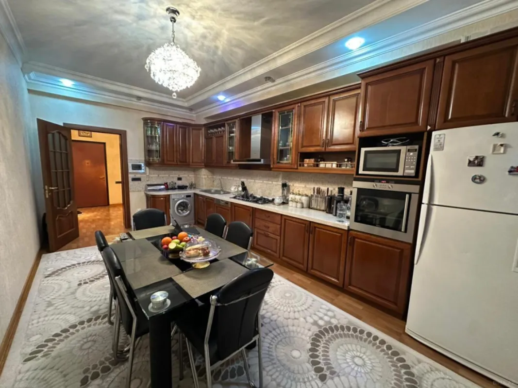Satılır 4 otaqlı mənzil 230 m²