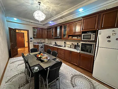 Satılır 4 otaqlı mənzil 230 m²