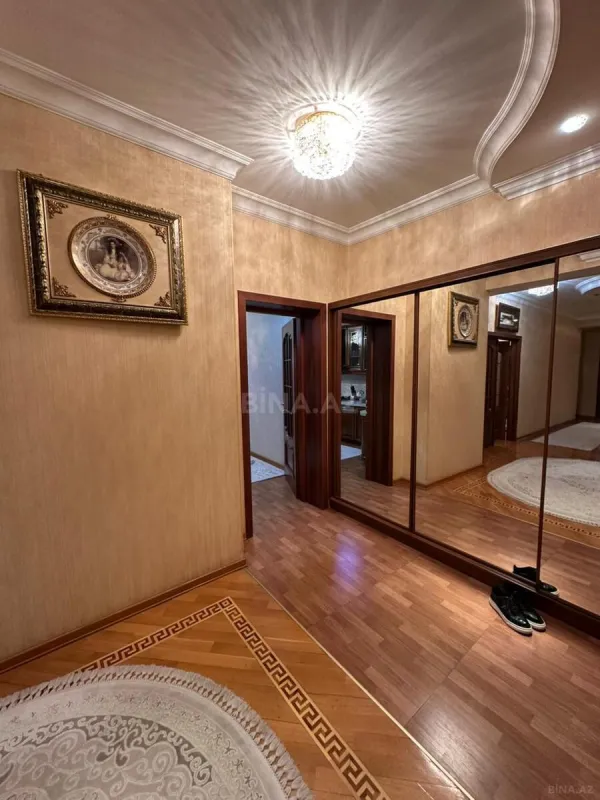 Satılır 4 otaqlı mənzil 230 m²