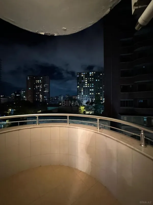 Satılır 4 otaqlı mənzil 230 m²