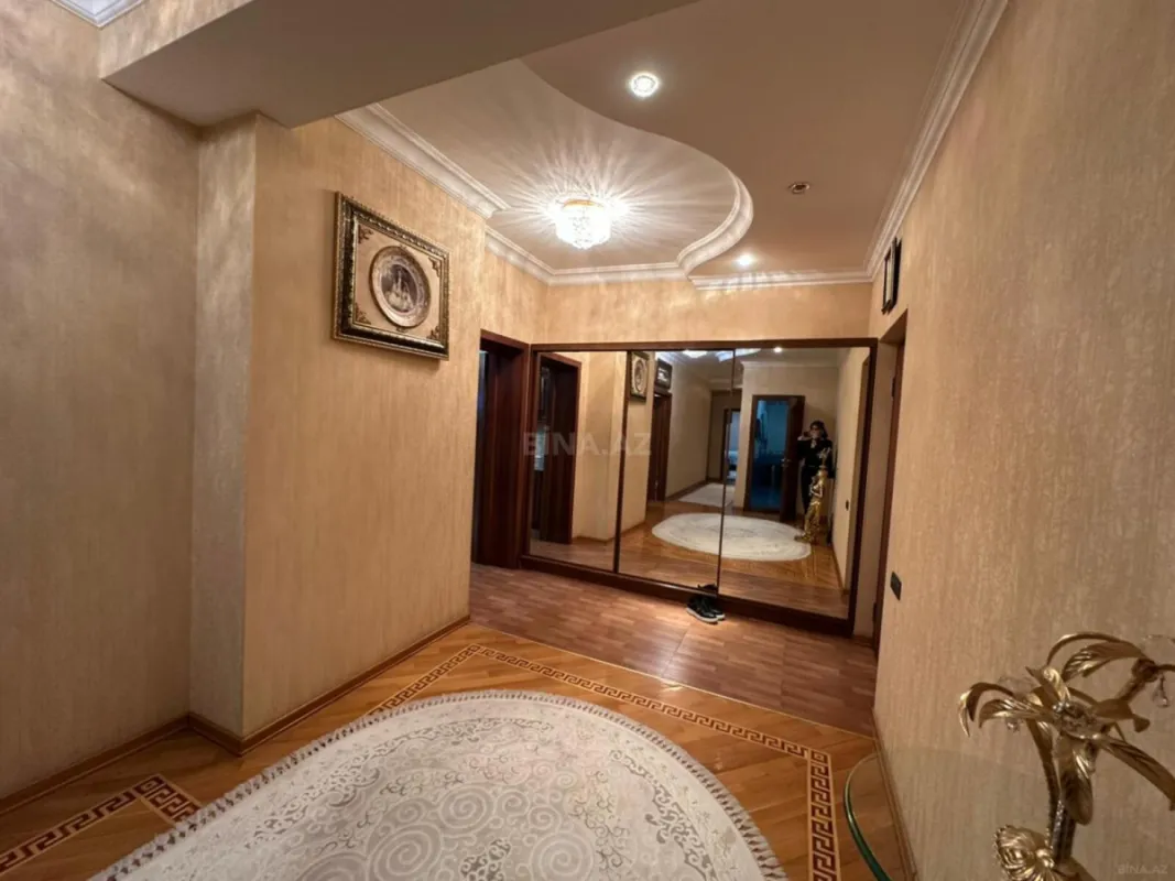Satılır 4 otaqlı mənzil 230 m²