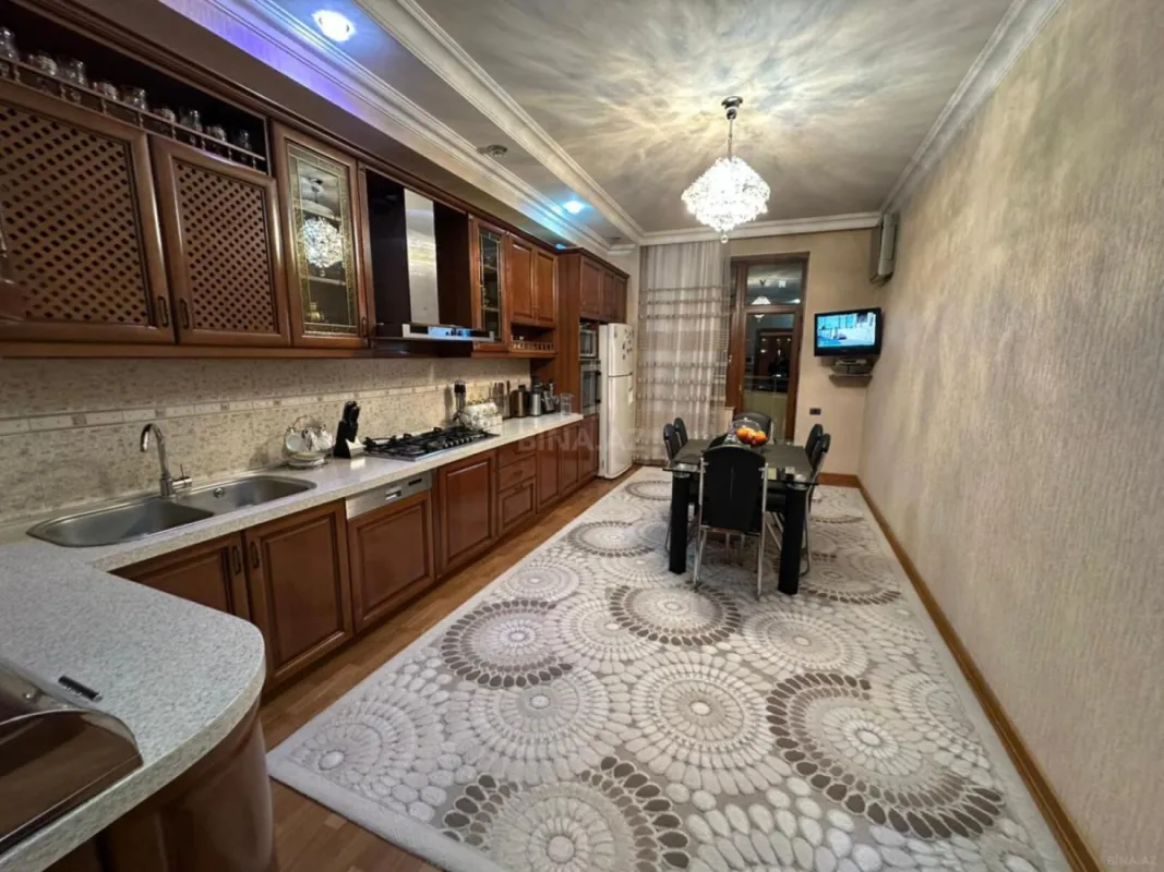 Satılır 4 otaqlı mənzil 230 m²