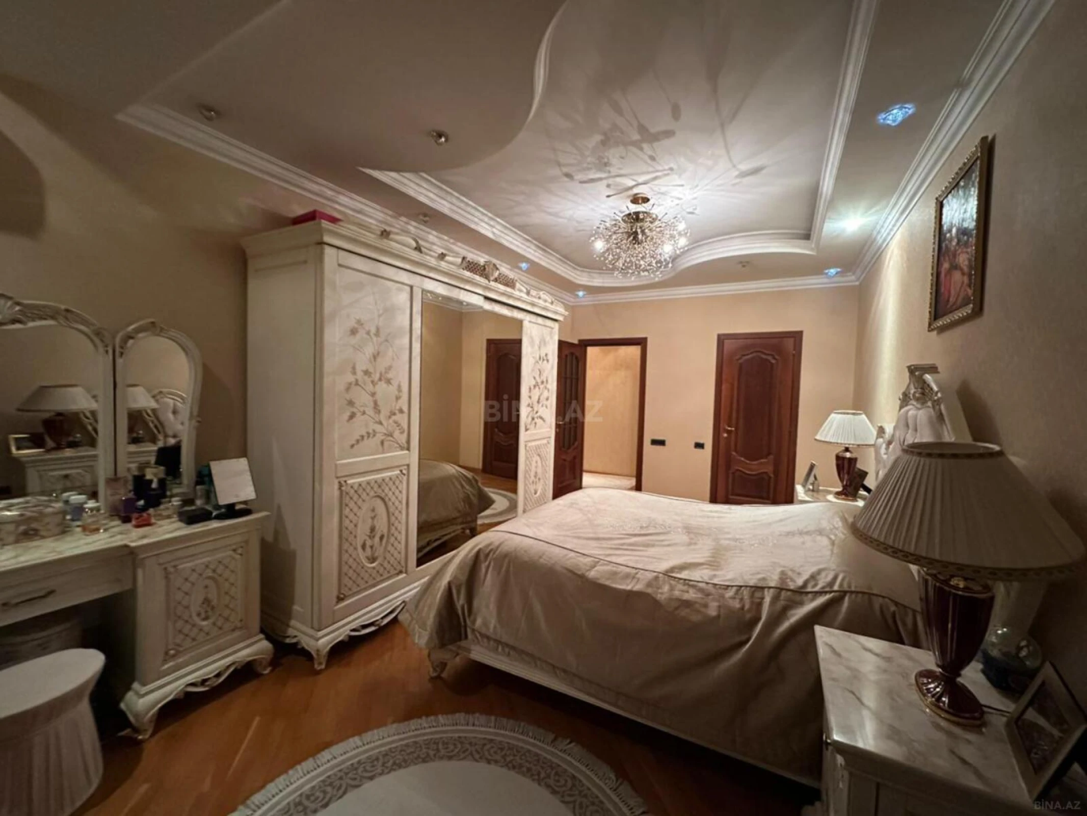 Satılır 4 otaqlı mənzil 230 m²