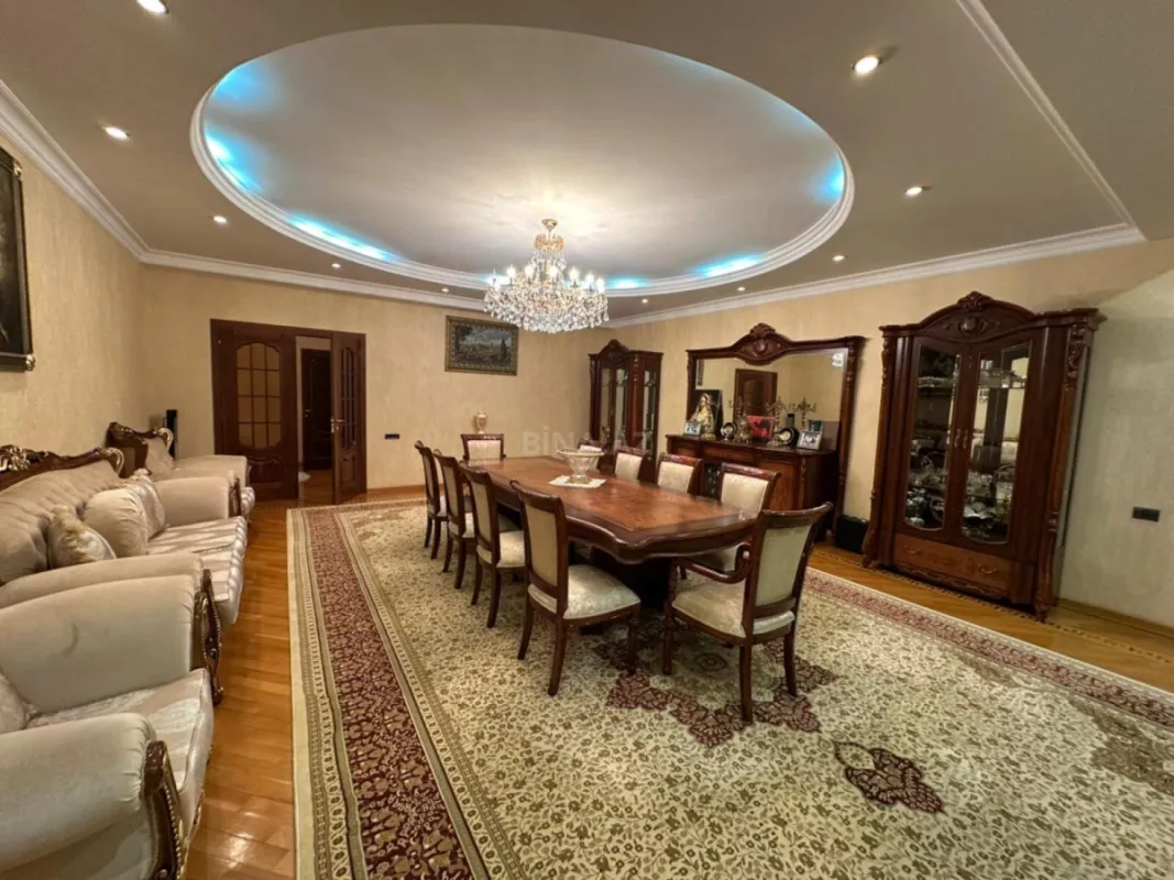 Satılır 4 otaqlı mənzil 230 m²