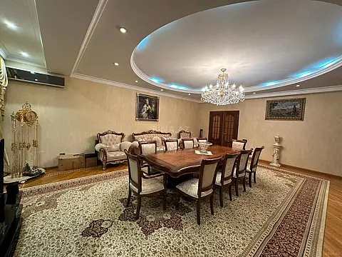 Satılır 4 otaqlı mənzil 230 m²