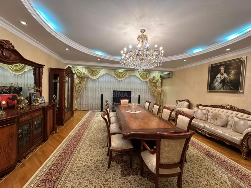 Satılır 4 otaqlı mənzil 230 m²