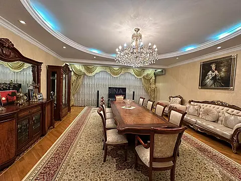 Satılır 4 otaqlı mənzil 230 m²