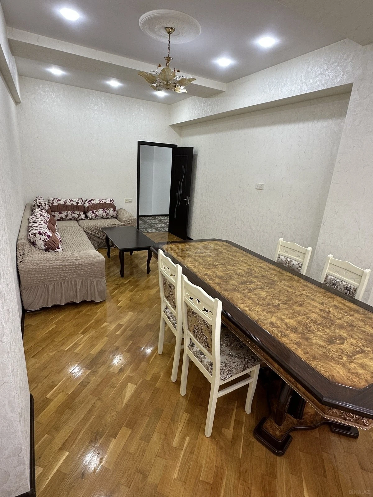 Kirayə verilir 2 otaqlı mənzil 75 m²