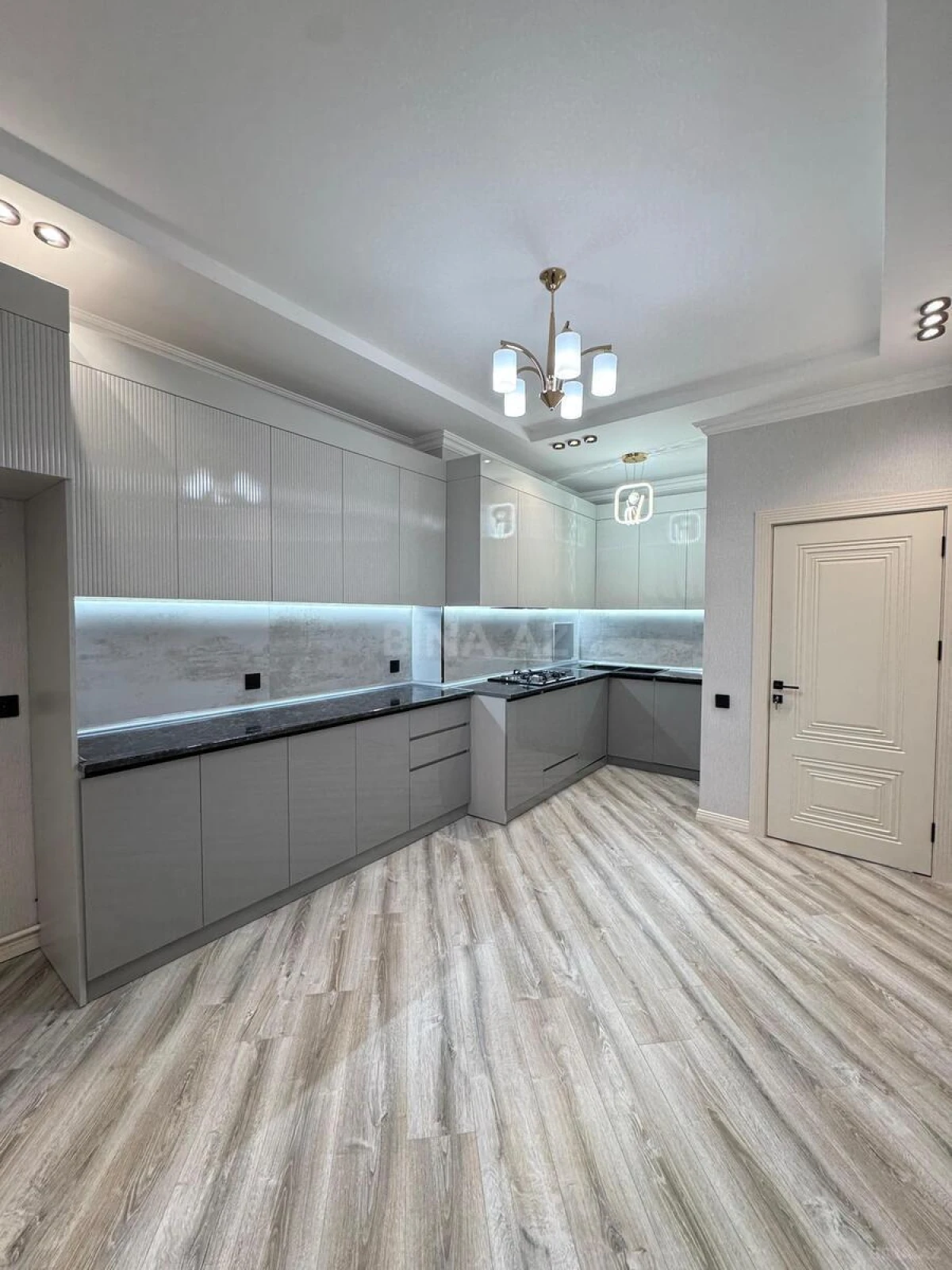 Satılır 3 otaqlı mənzil 98 m²