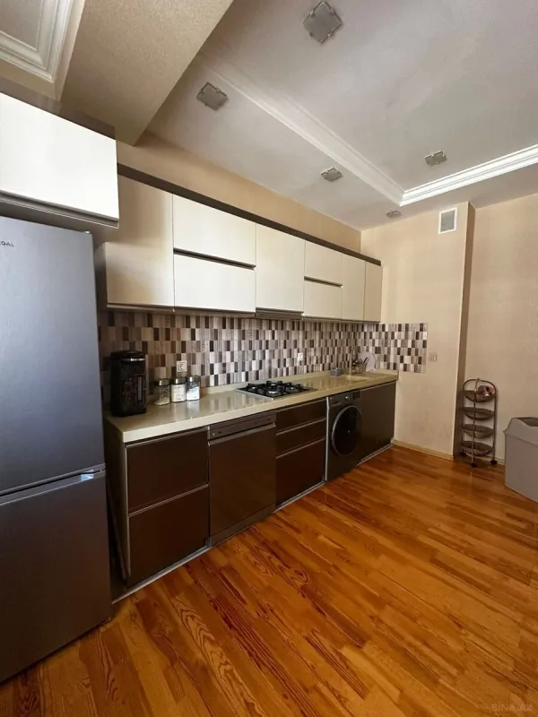 Kirayə verilir 3 otaqlı mənzil 140 m²