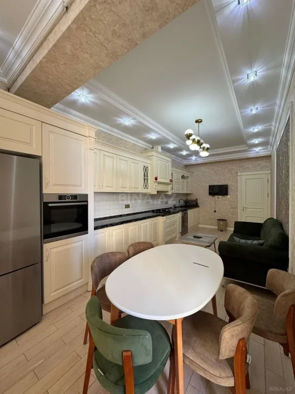 Satılır 4 otaqlı mənzil 220 m²