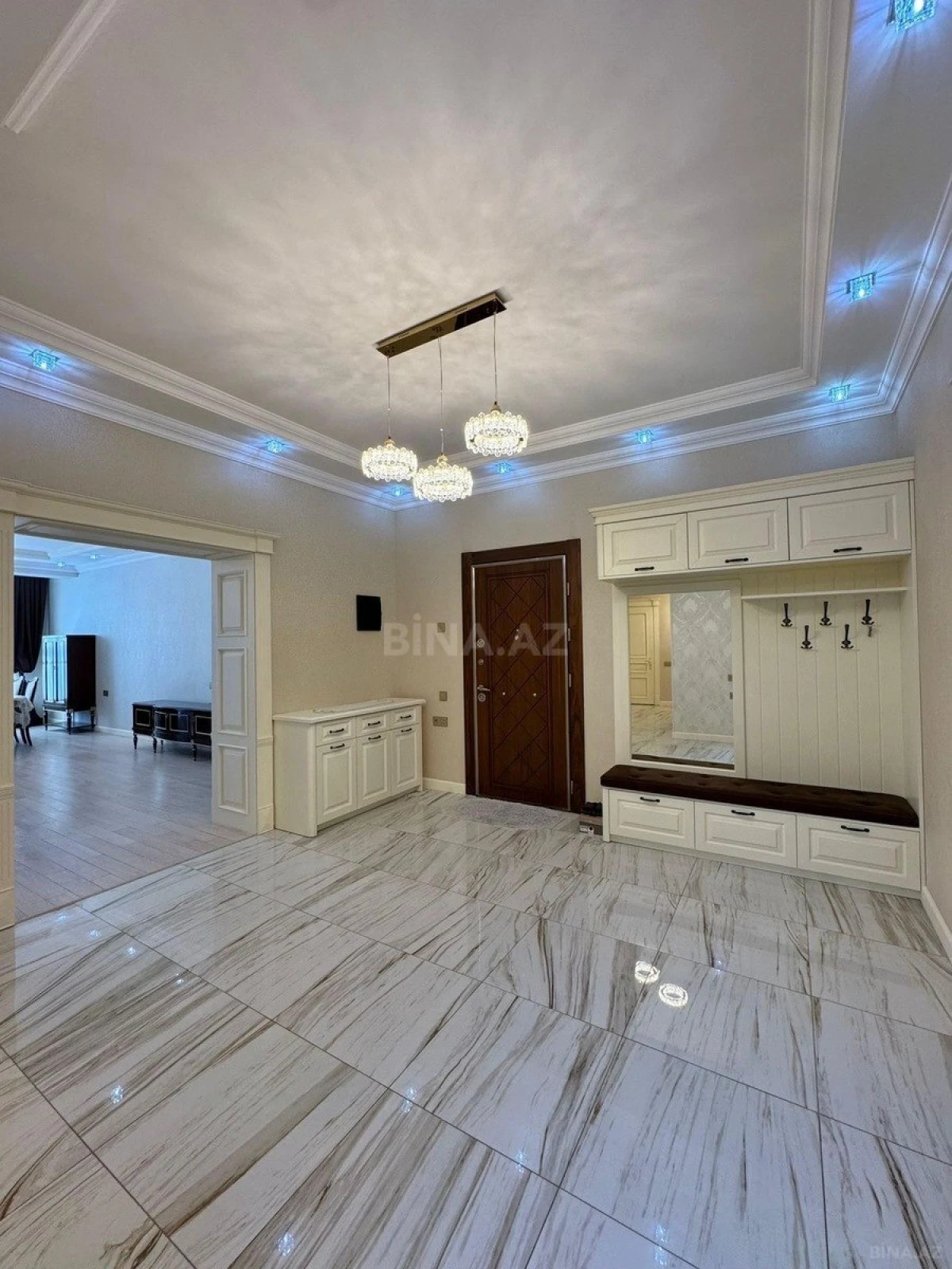 Satılır 4 otaqlı mənzil 220 m²