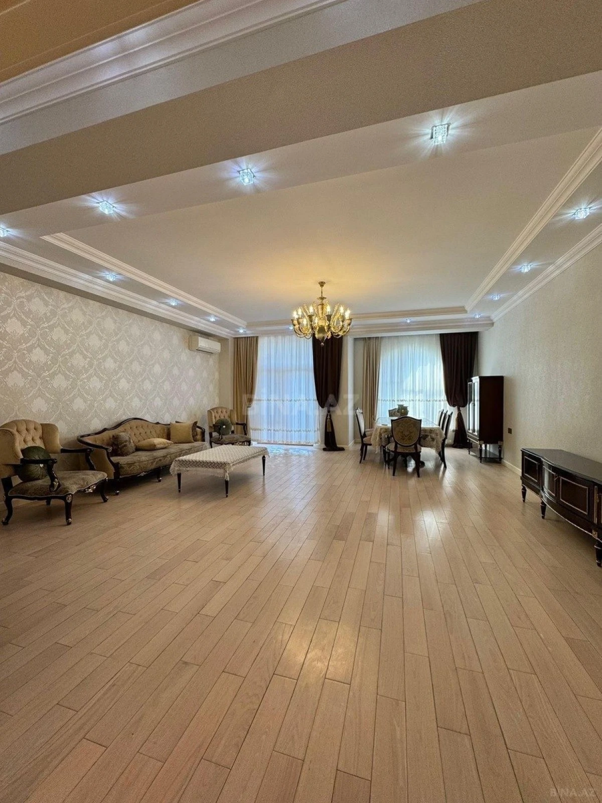 Satılır 4 otaqlı mənzil 220 m²