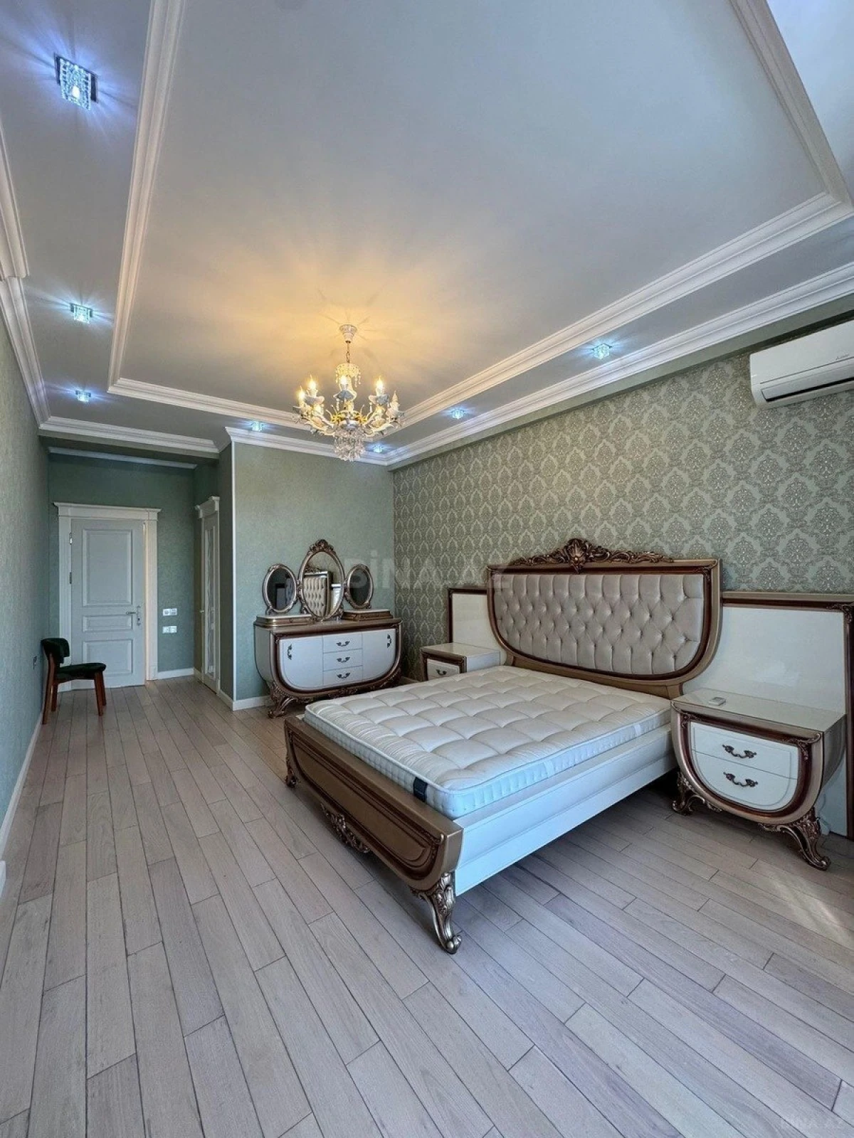 Satılır 4 otaqlı mənzil 220 m²