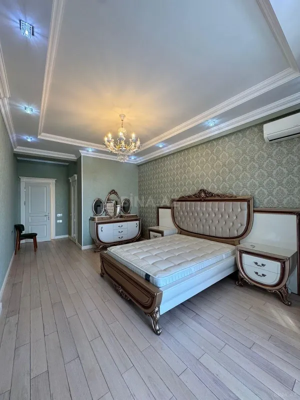 Satılır 4 otaqlı mənzil 220 m²