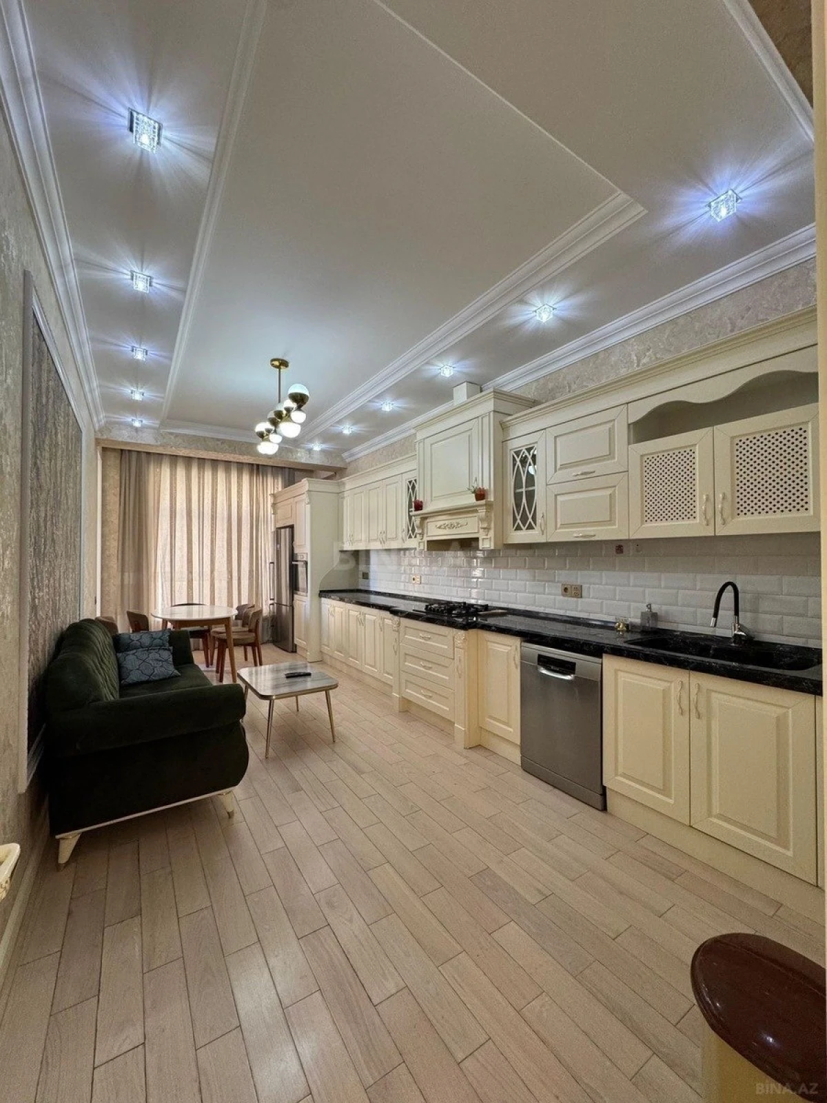 Satılır 4 otaqlı mənzil 220 m²