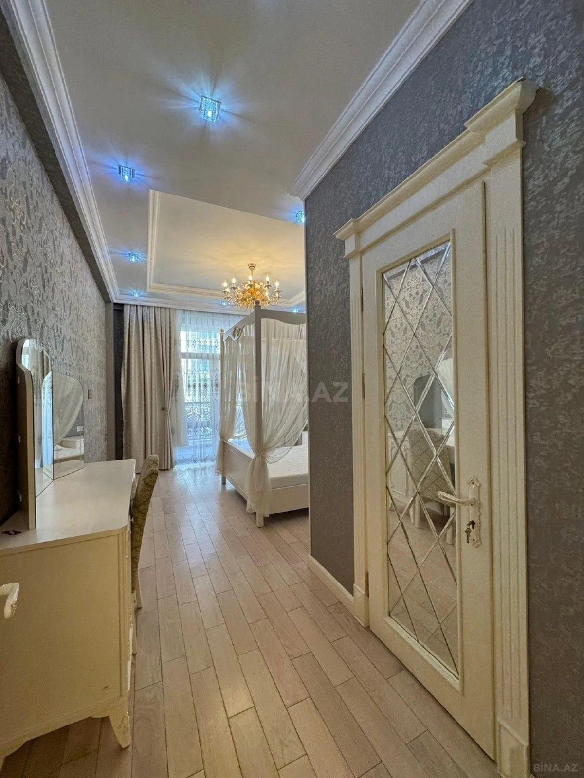 Satılır 4 otaqlı mənzil 220 m²