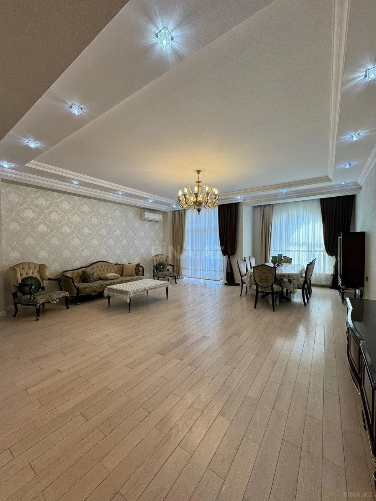 Satılır 4 otaqlı mənzil 220 m²