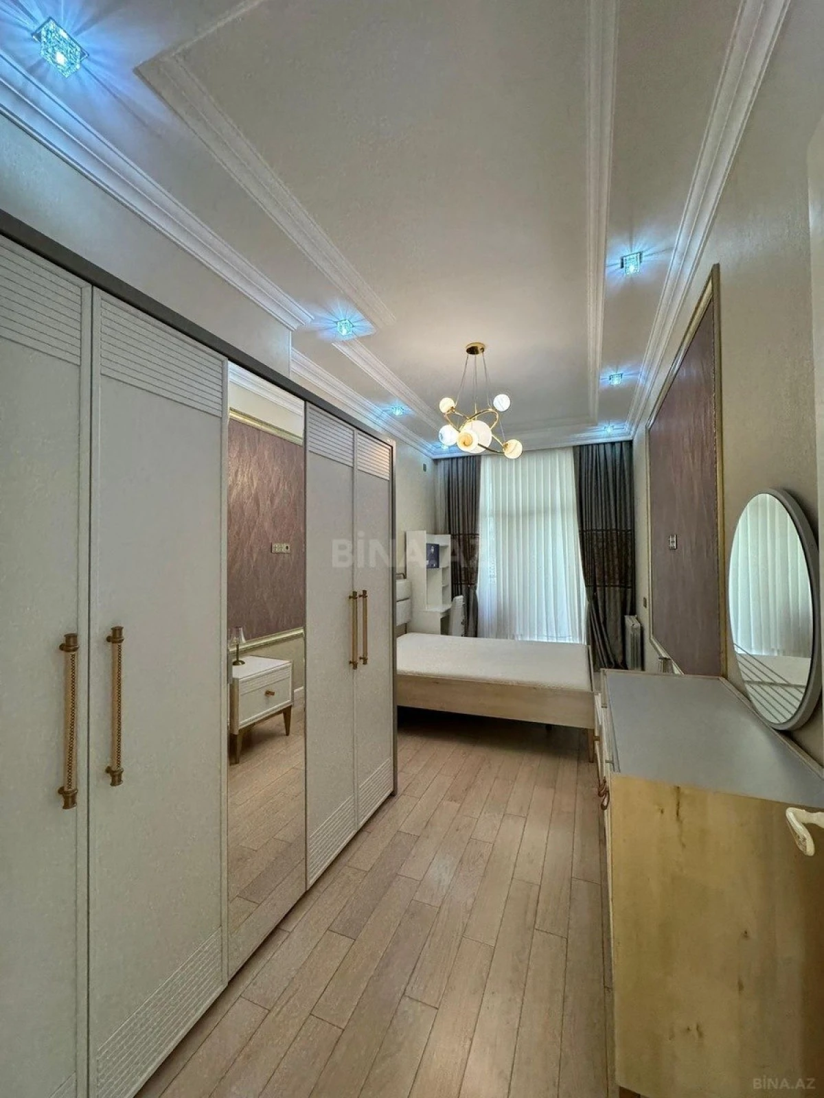 Satılır 4 otaqlı mənzil 220 m²