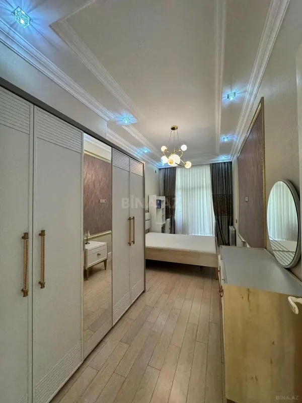 Satılır 4 otaqlı mənzil 220 m²