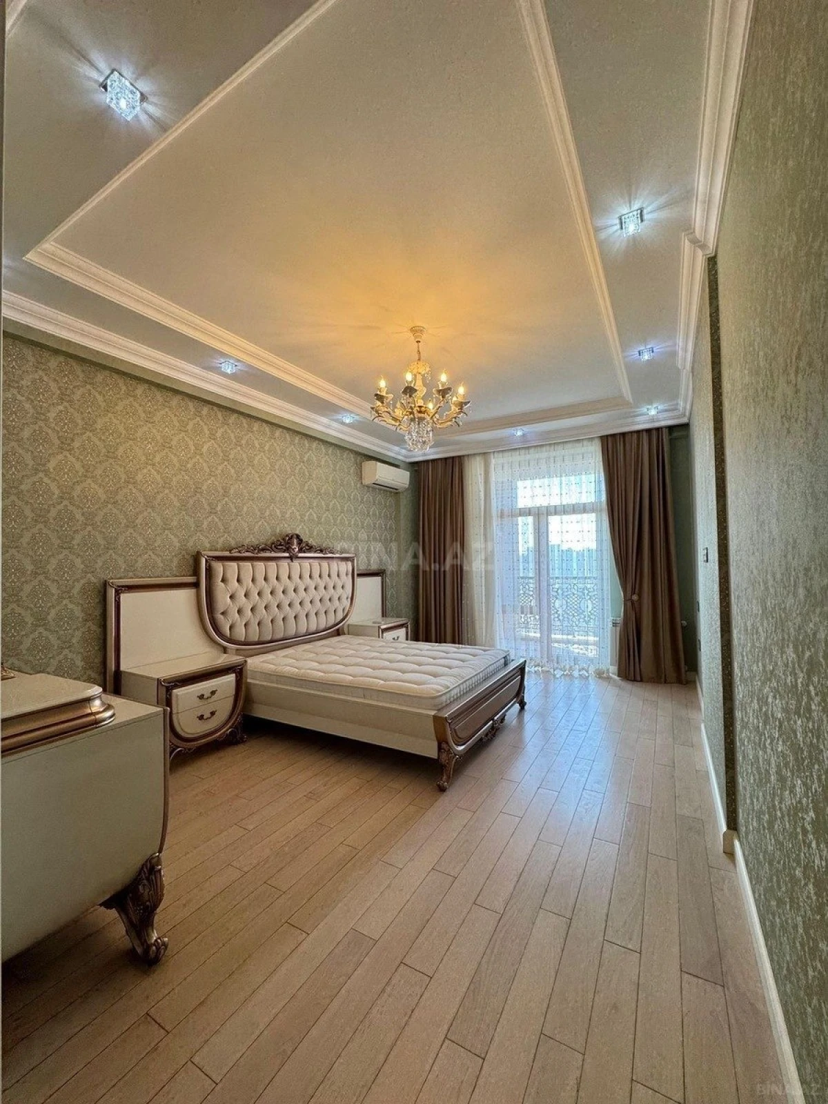 Satılır 4 otaqlı mənzil 220 m²