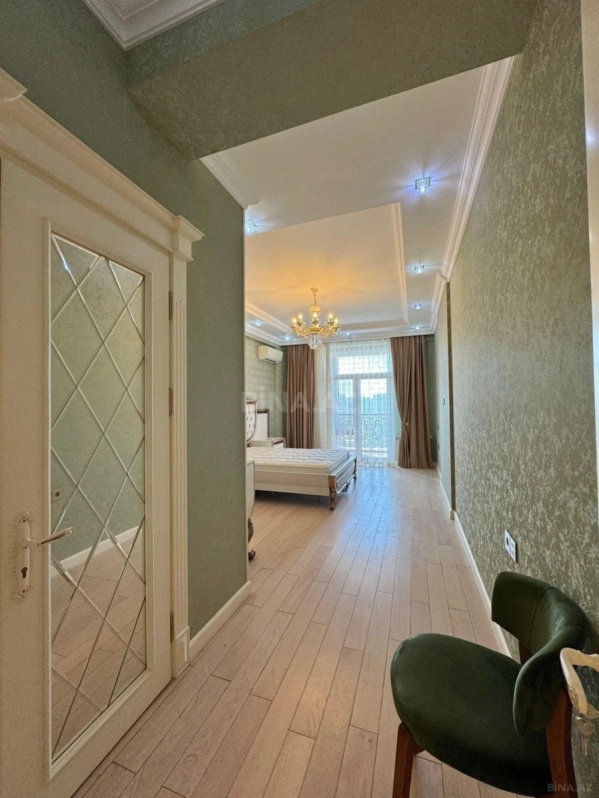 Satılır 4 otaqlı mənzil 220 m²