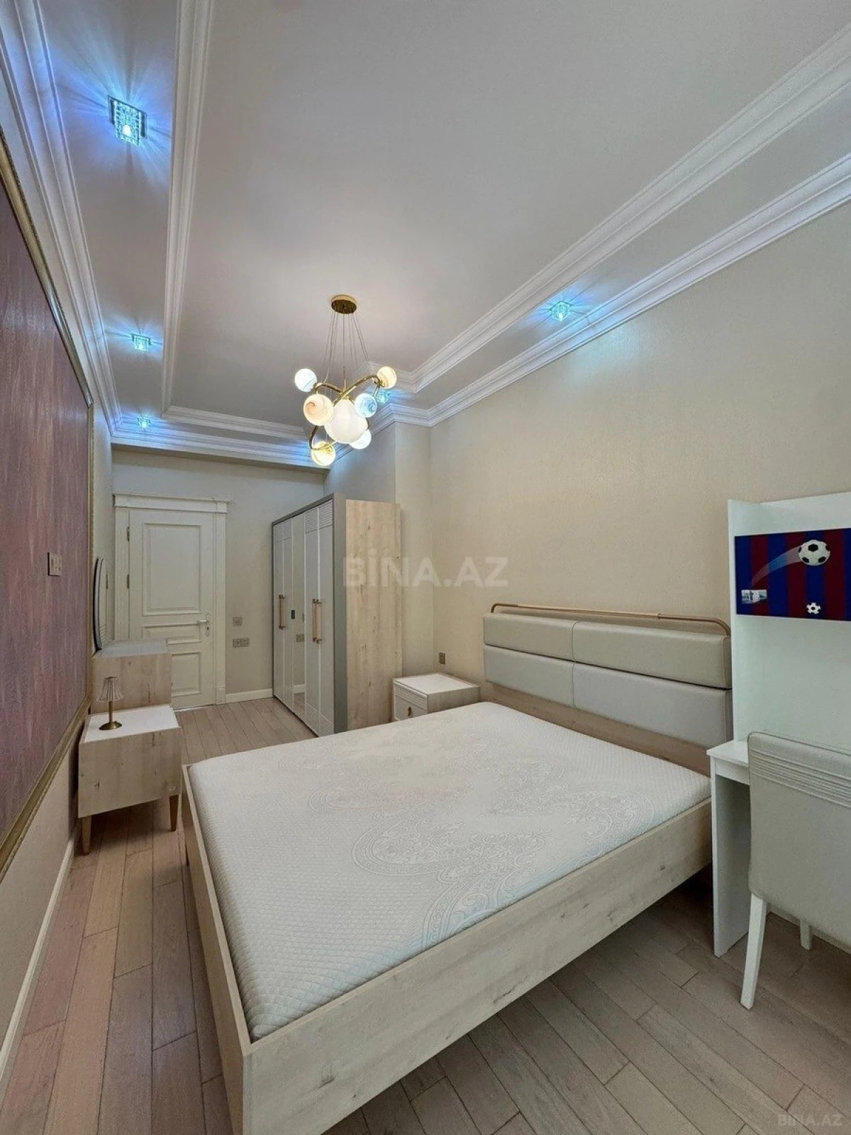 Satılır 4 otaqlı mənzil 220 m²