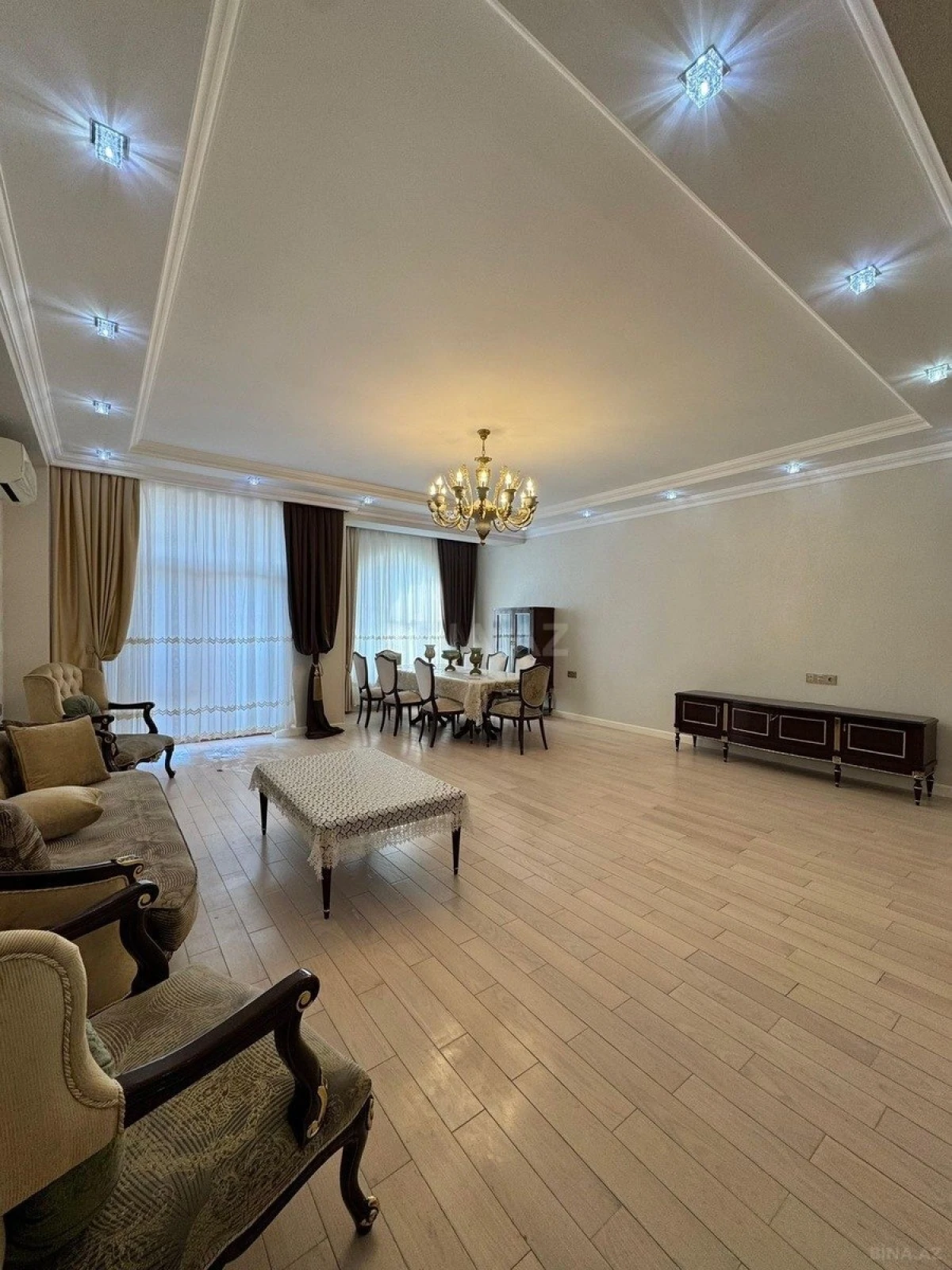 Satılır 4 otaqlı mənzil 220 m²