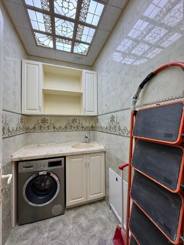 Satılır 4 otaqlı mənzil 220 m²