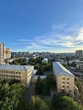 Satılır 4 otaqlı mənzil 220 m²