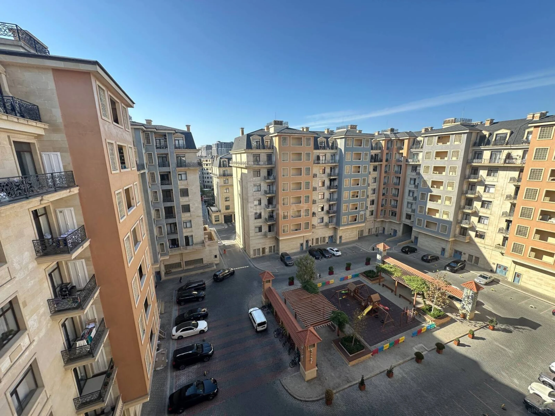 Satılır 4 otaqlı mənzil 180.9 m²
